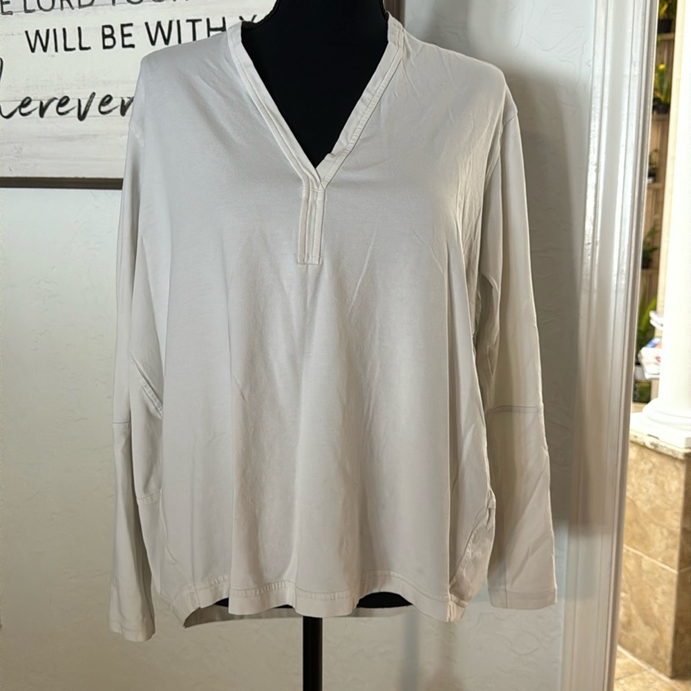 Back in action V-neck long sleeve shirt in bone